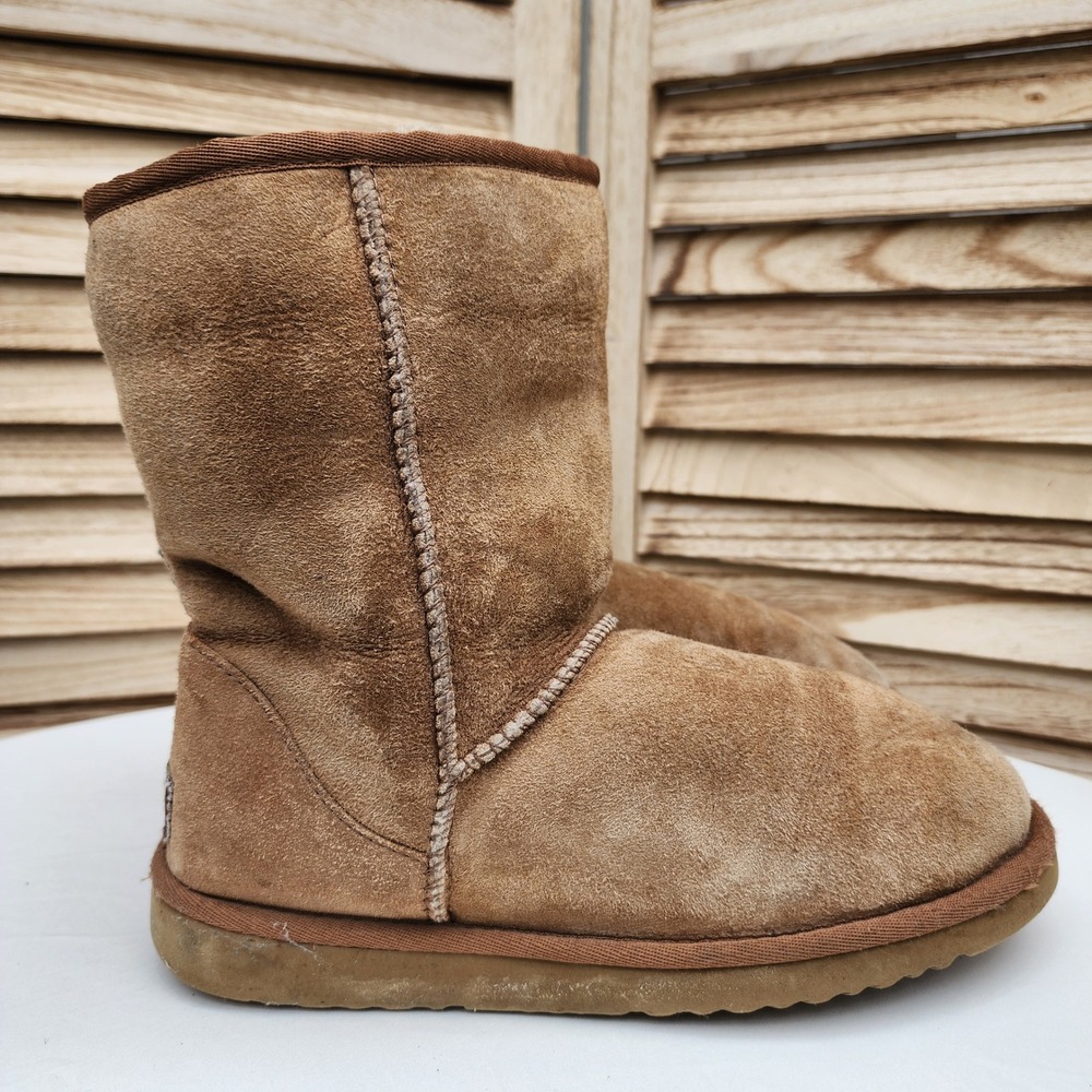 UGG US 8 Chestnut Suede Classic Short 5825 Boots Comfort Y2K Early 2000s Fall